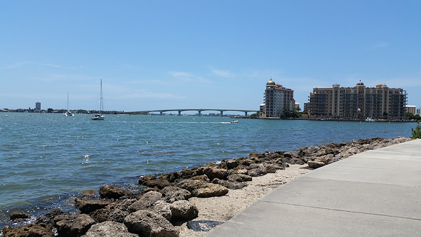 Uferpromenade mit Blick auf Hotelanlage